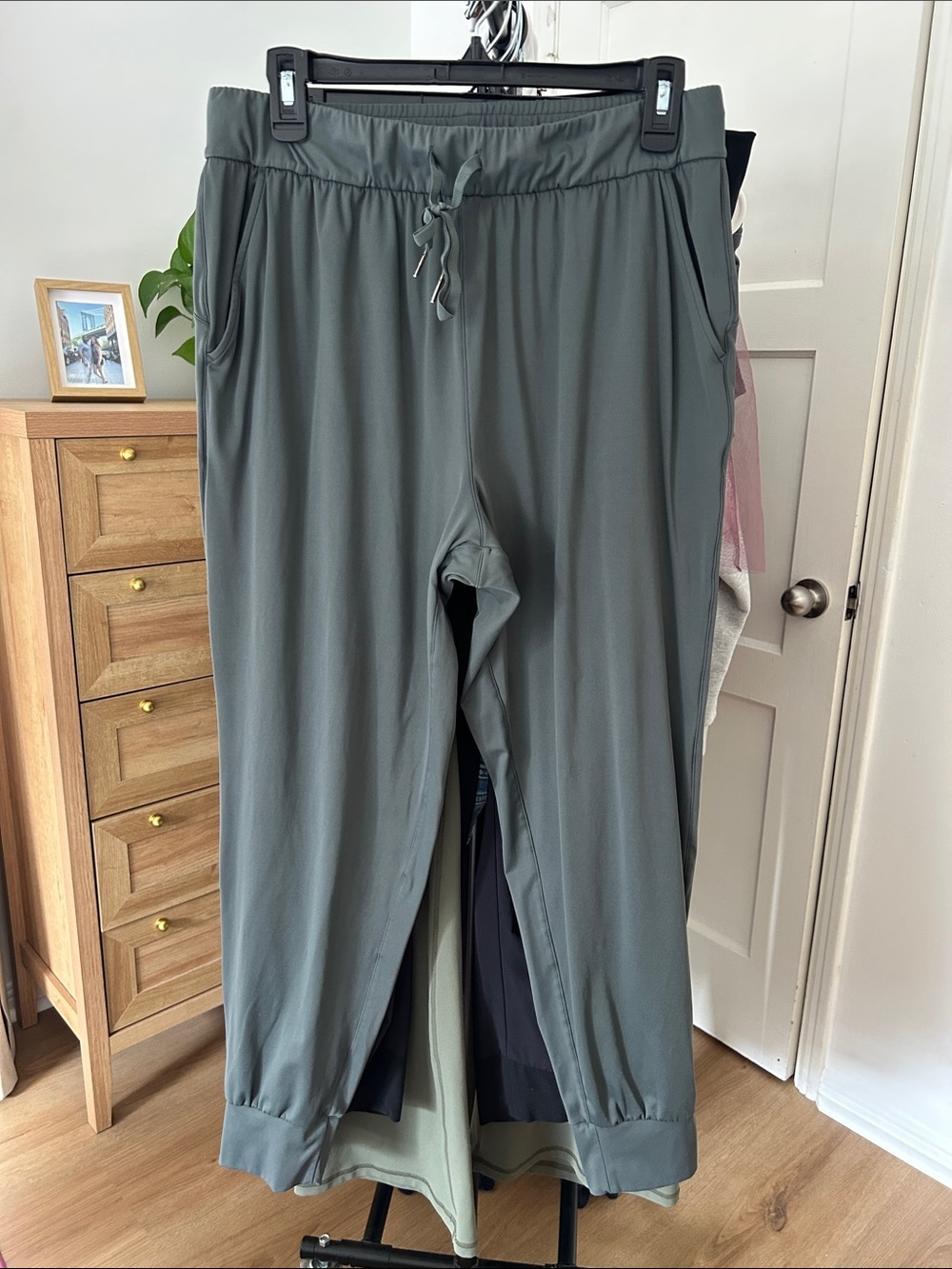 Sage Collective Athletic Joggers. Size Medium. 27” inseam. Elastic waist/pockets